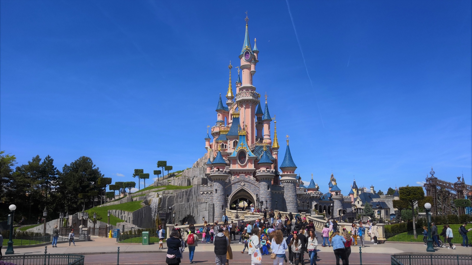 Disneyland Paris va recruter 8 000 personnes en 2020, en faisant la part belle aux métiers du numérique