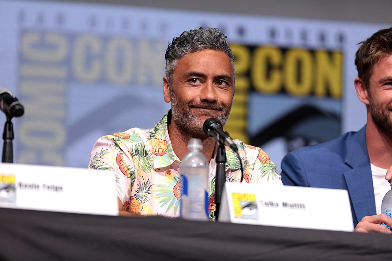 Aux Oscars, Taika Waititi se plaint des claviers papillons d'Apple