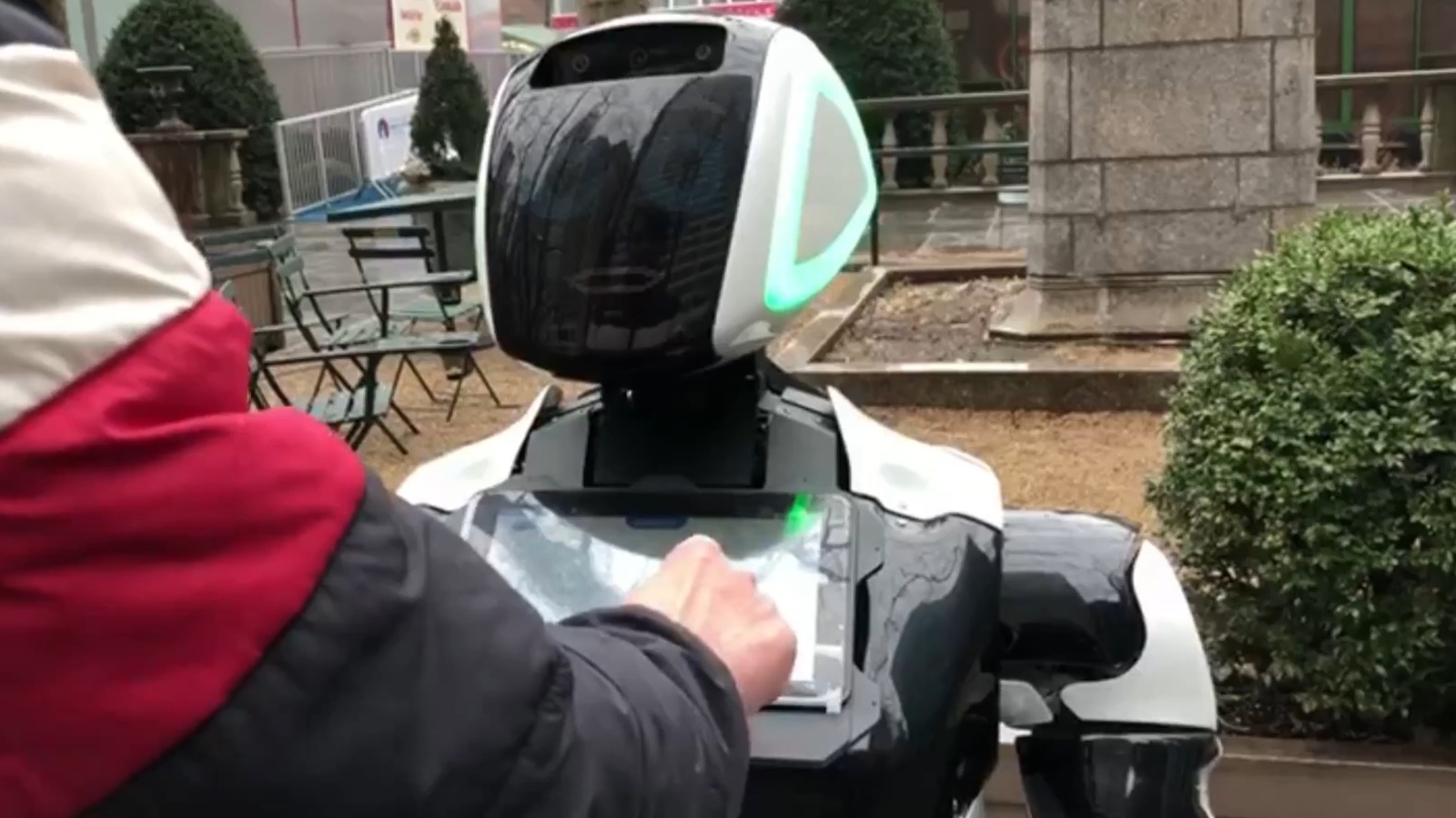 Coronavirus : un robot-conseiller se balade dans les rues de New York