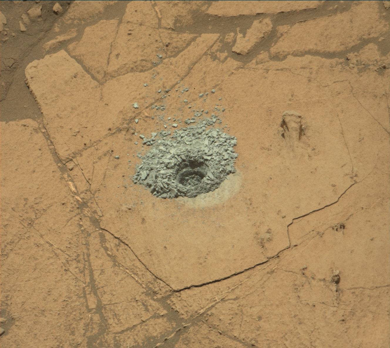 À la surface de Mars, le rover Curiosity réussit un forage sur une zone frontière géologique