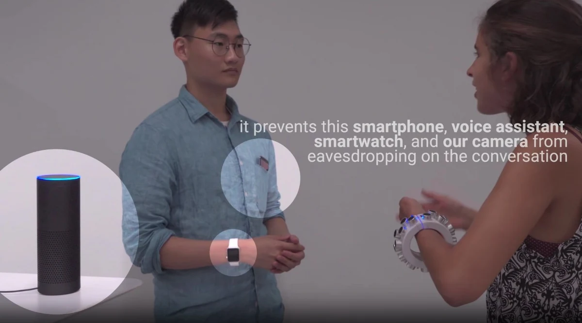 Bracelet brouilleur microphones