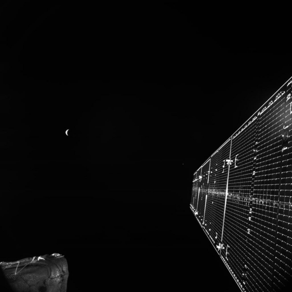 Après son survol, BepiColombo regarder une dernière fois le duo Terre-Lune (mais si, juste au-dessus du panneau solaire, c&#039;est la Lune). ESA/BepiColombo/MTM, CC BY-SA 3.0 IGO