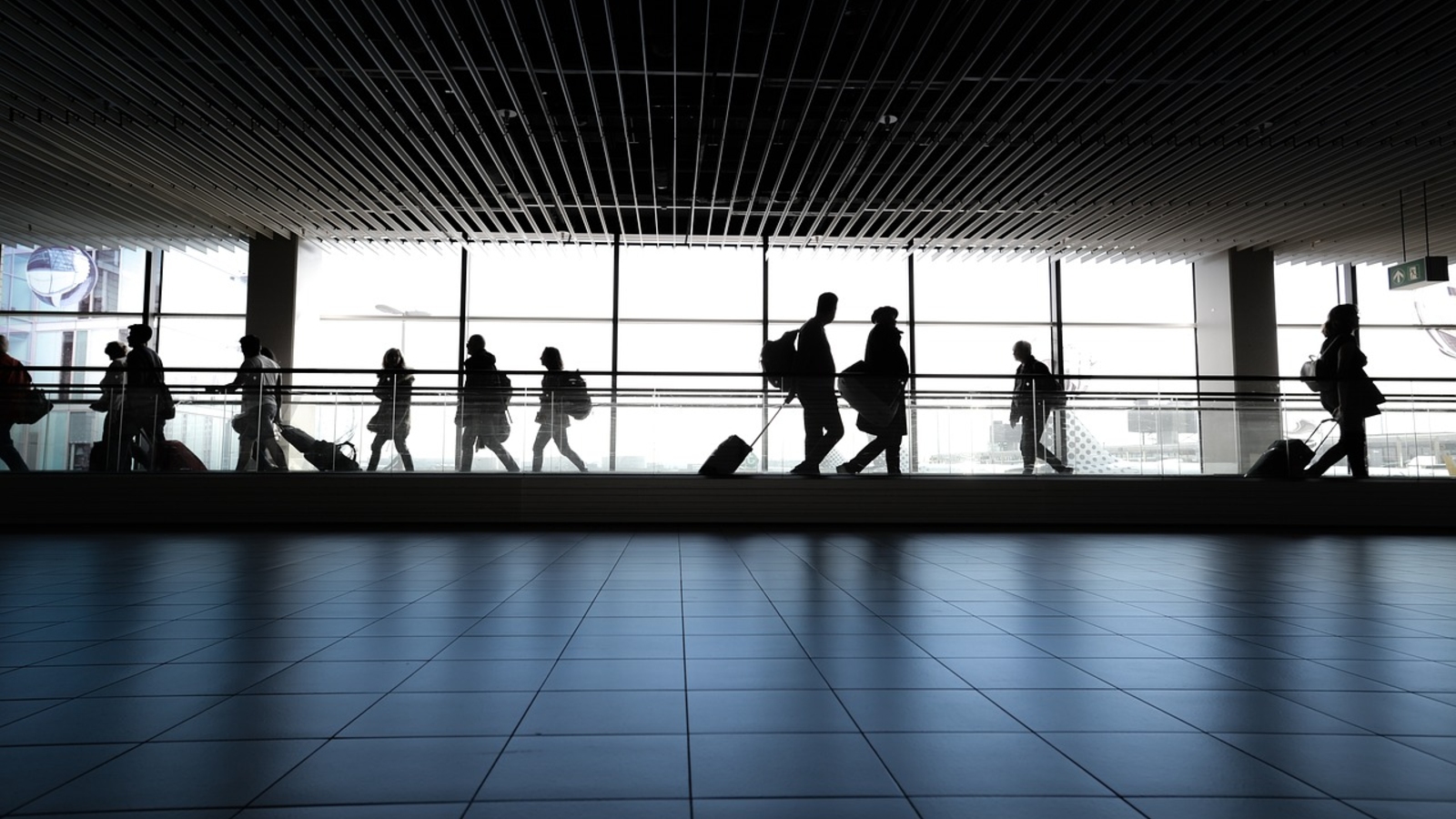 Avions bondés, peu de contrôle dans les aéroports... le mauvais exemple du secteur aérien