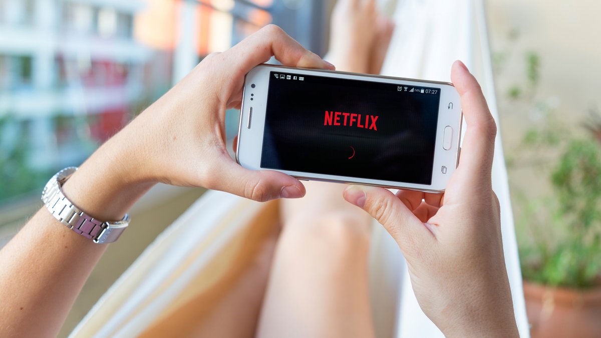 Netflix smartphone © Alex Ruhl / Shutterstock.com
