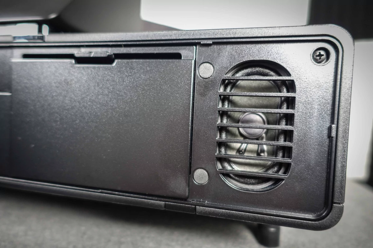 Epson EH-LS500, deux enceintes sont intégrées