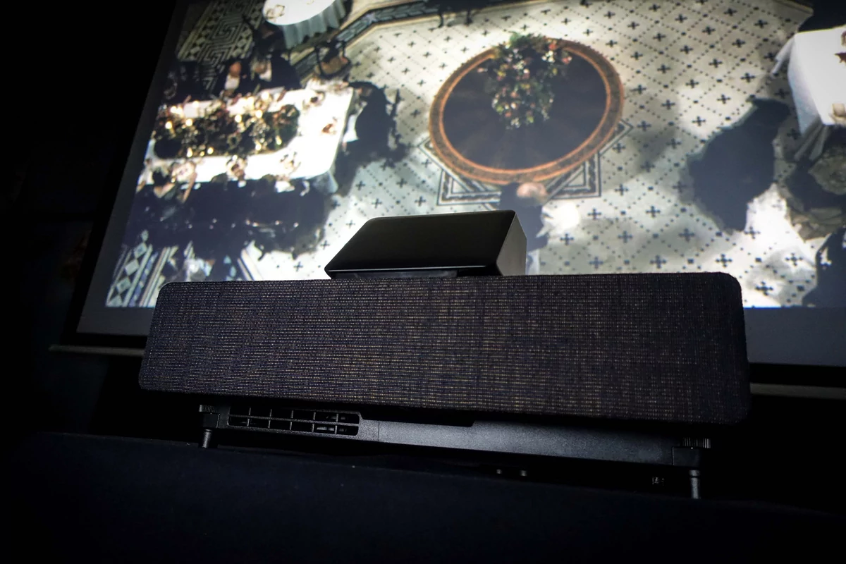 Epson EH-LS500, du tissu acoustique pour dissimuler le système audio