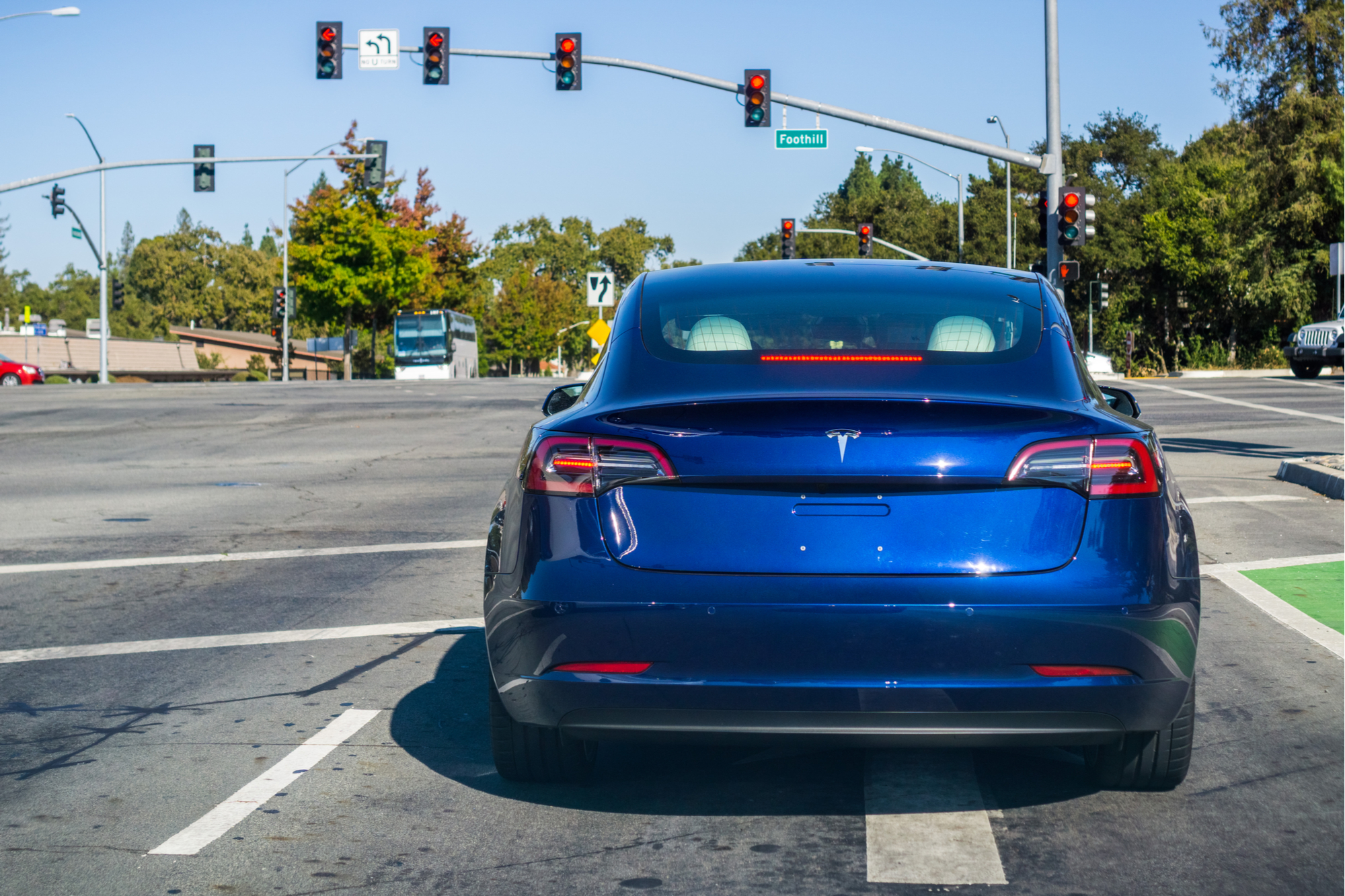 Les Tesla peuvent désormais s'arrêter automatiquement au feu rouge... Mais pas aux passages piétons