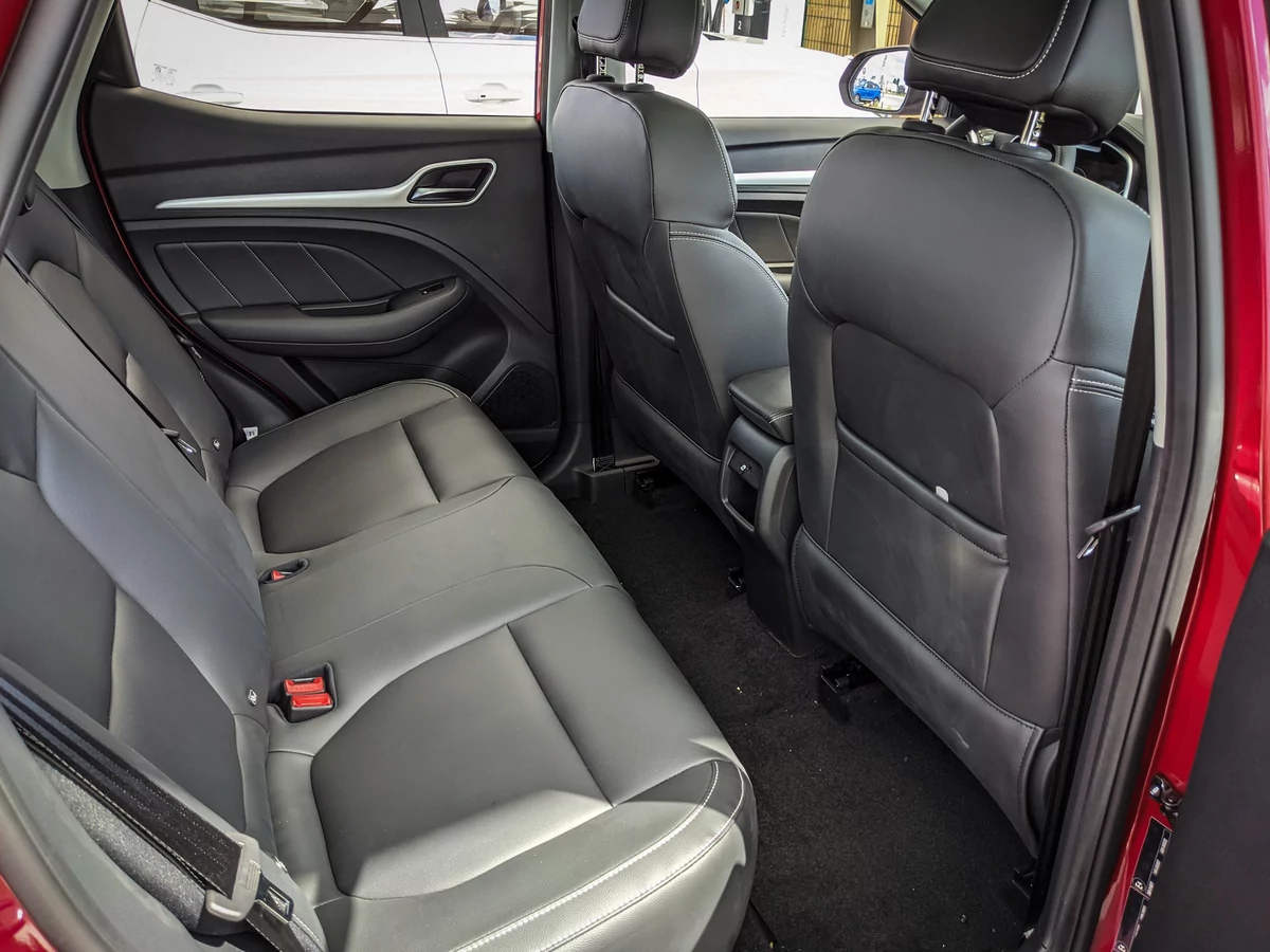 MG ZS EV, l'espace est confortable aux places arrières © David Nogueira