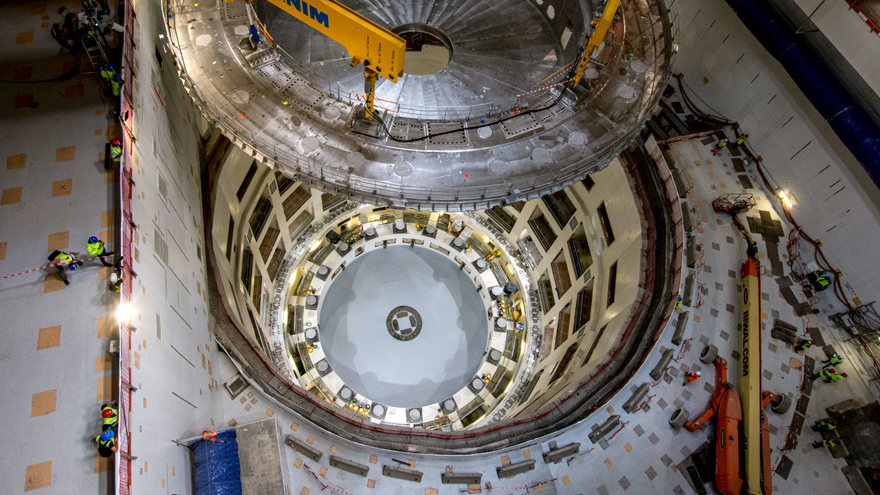 ITER : le premier élément du tokamak est installé
