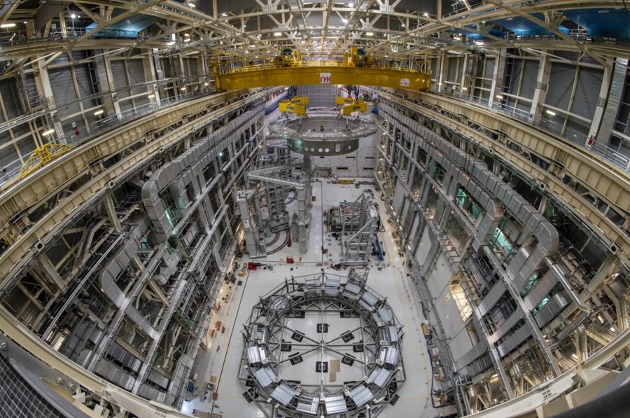 Pose base cryostat ITER_2 © ITER organization