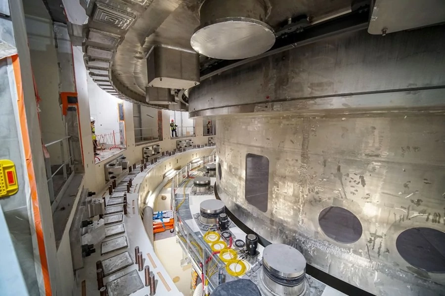 Pose base cryostat ITER_3 © ITER organization