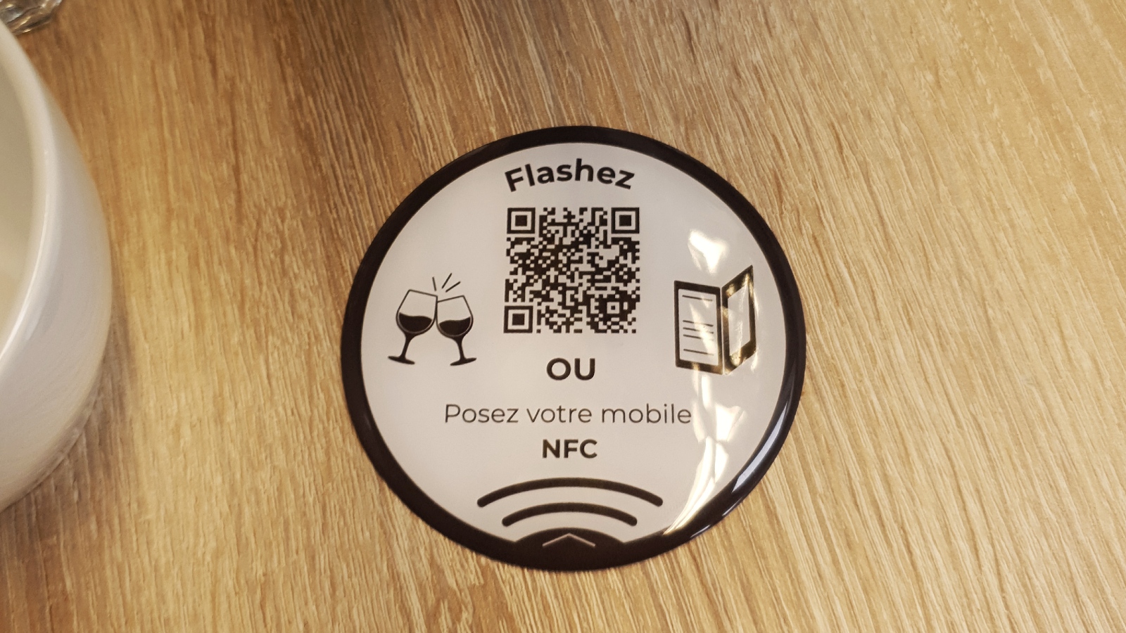 Bars et restaurants : finies les cartes, grâce au dôme intelligent et QR code de cette start-up française