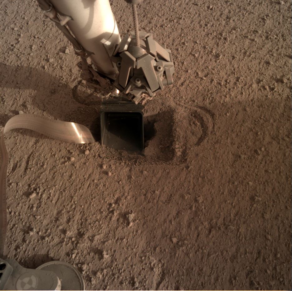 Sur Mars l'instrument allemand HP3 creuse (enfin) son trou