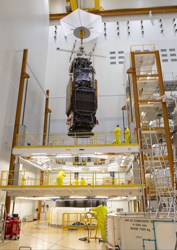 Le très grand satellite Intelsat-39 en préparation au Centre Spatial Guyanais. Crédits ESA/CNES/CSG/Arianespace/P. Baudon