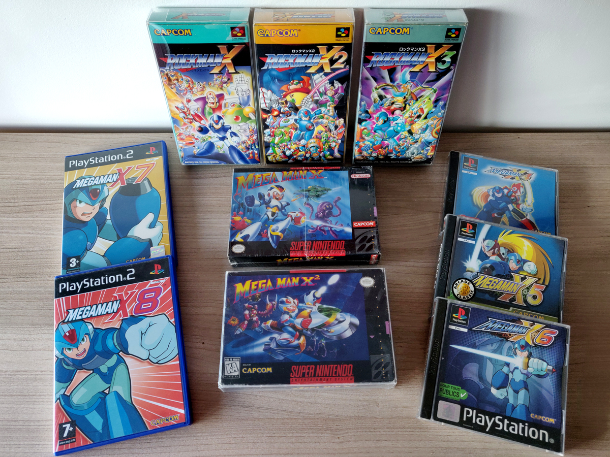 Les deux premiers opus Super Nintendo, entourés par la saga Mega Man X au complet, avec les trois opus Super Famicom, les trois opus PSOne (le X3 est également disponible sur la console de Sony), et les deux épisodes PS2