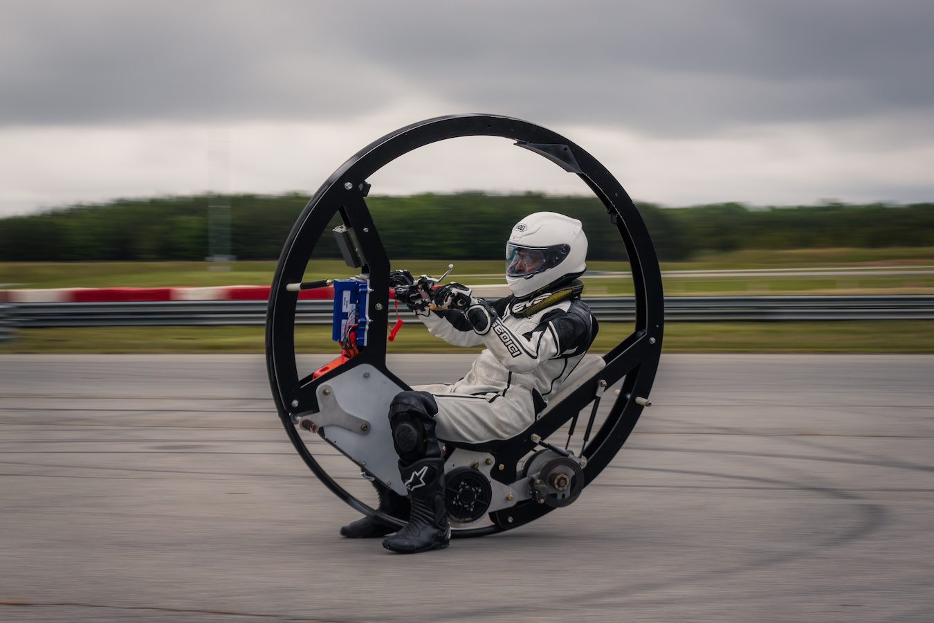 Une monoroue électrique vise un record de vitesse, mais elle devra encore attendre