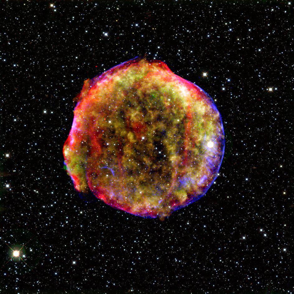 Ce qui reste de la Supernova Tycho, vu en infrarouge par le télescope Spitzer. Crédits MPIA/NASA/Calar Alto Observatory