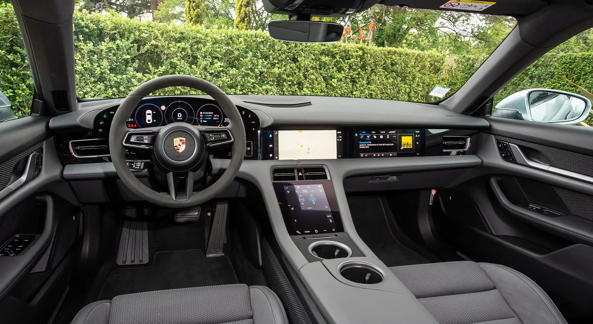 Taycan 4S, intérieur numérique © Porsche