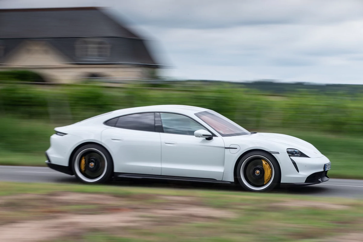 Porsche Taycan Turbo S sur la route © Porsche