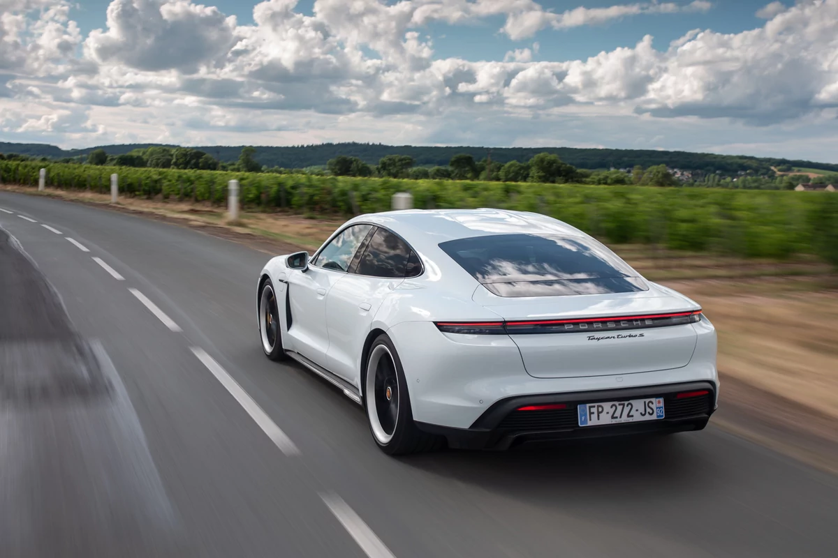 Porsche Taycan Turbo S sur la route © Porsche