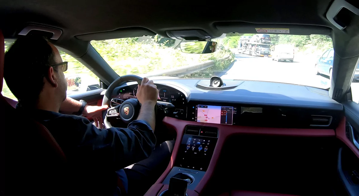 Porsche Taycan, la correction de trajectoire est capricieuse © David Nogueira