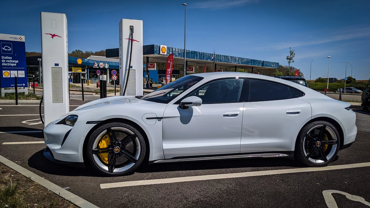 Porsche Taycan Turbo S, la charge sur le réseau Ionity © David Nogueira