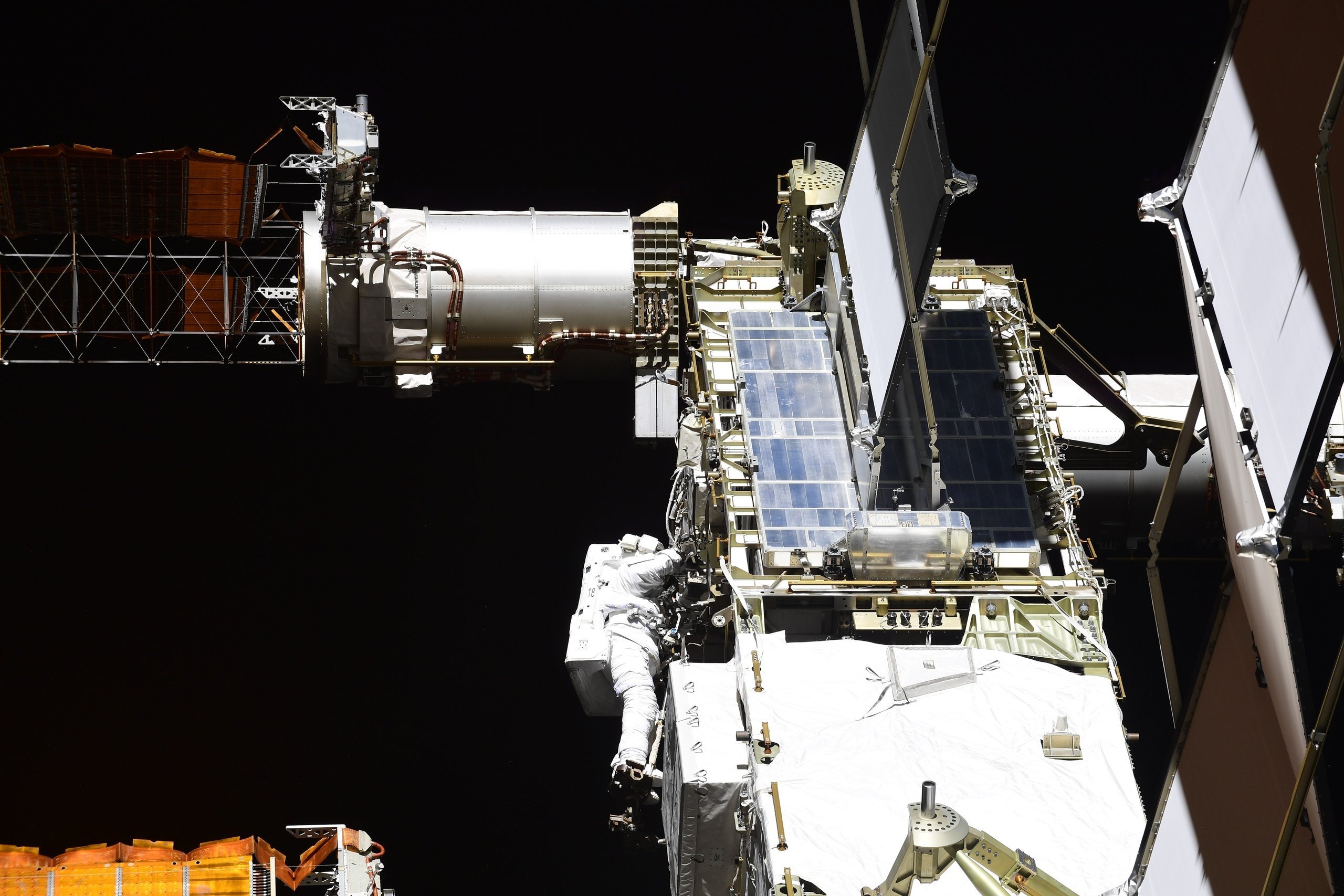 Changement de batteries et petite fuite : la Station spatiale internationale en maintenance !