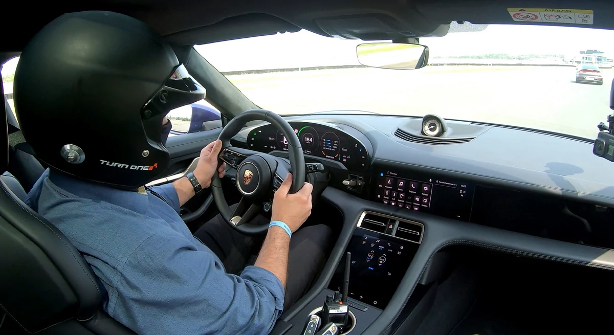 Porsche Taycan Turbo S sur circuit © David Nogueira