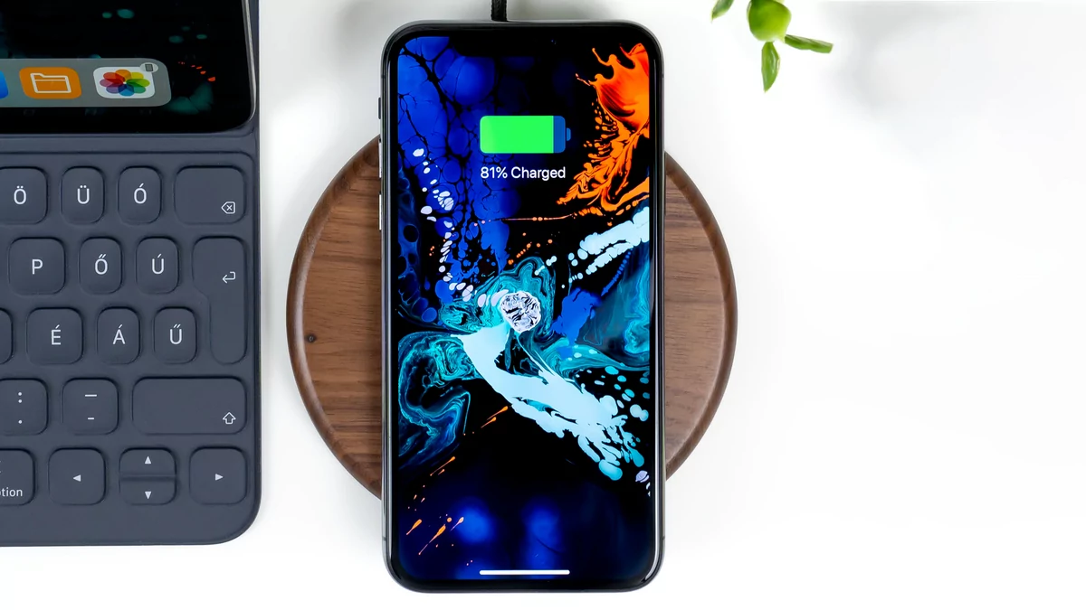 iPhone sans-fil © Daniel Korpai via Unsplash.com