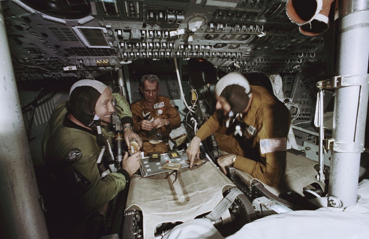 Les astronautes des deux pays à l&#039;entrainement au sein d&#039;une réplique de capsule Apollo. Crédits NASA