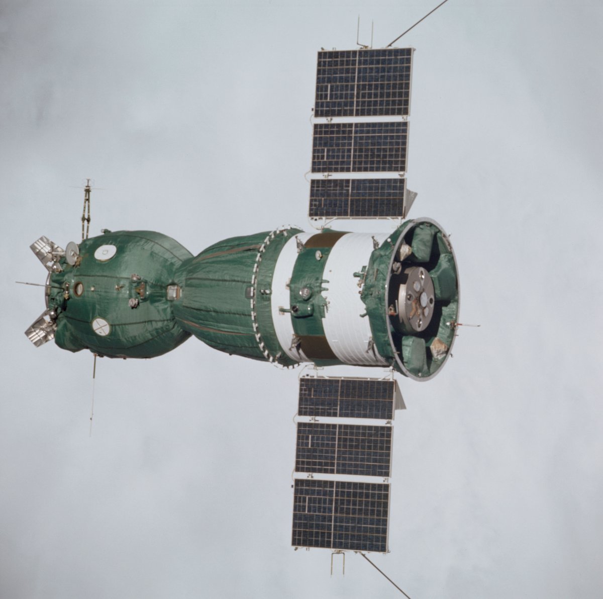 La capsule soviétique Soyouz, qui affichait à l&#039;époque une seyante livrée verte. Vue depuis Apollo. Crédits NASA