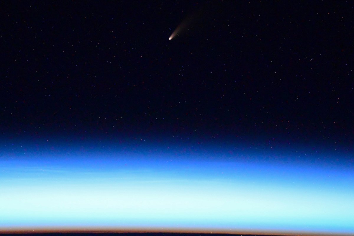 Neowise vue... Depuis l&#039;ISS ! Et prise en photo par le cosmonaute Ivan Vagner. Crédits Roscosmos