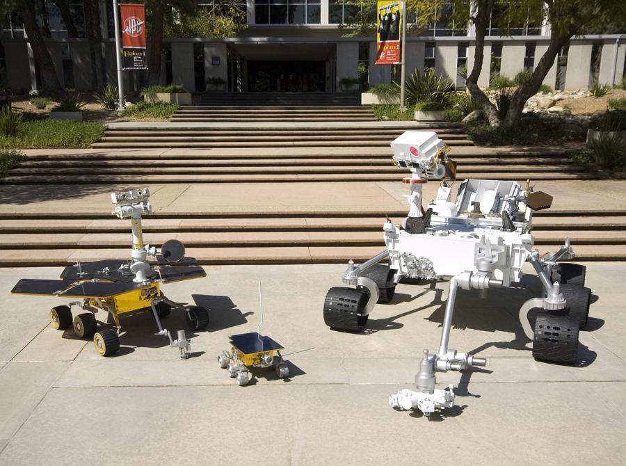 Sojourner est plus petit que quelques uns des instruments scientifiques de Curiosity ! Crédits NASA/JPL-Caltech