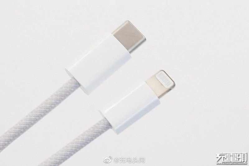 iPhone 12 câble tressé © DuanRui (Twitter)