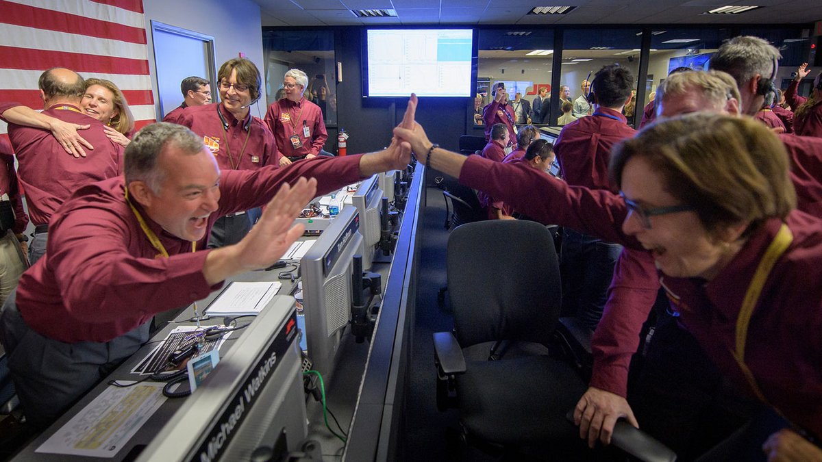 Lors d&#039;un atterrissage, l&#039;ambiance feutrée de la salle de contrôle disparaît et laisse place à la joie ! Crédits NASA/JPL-Caltech