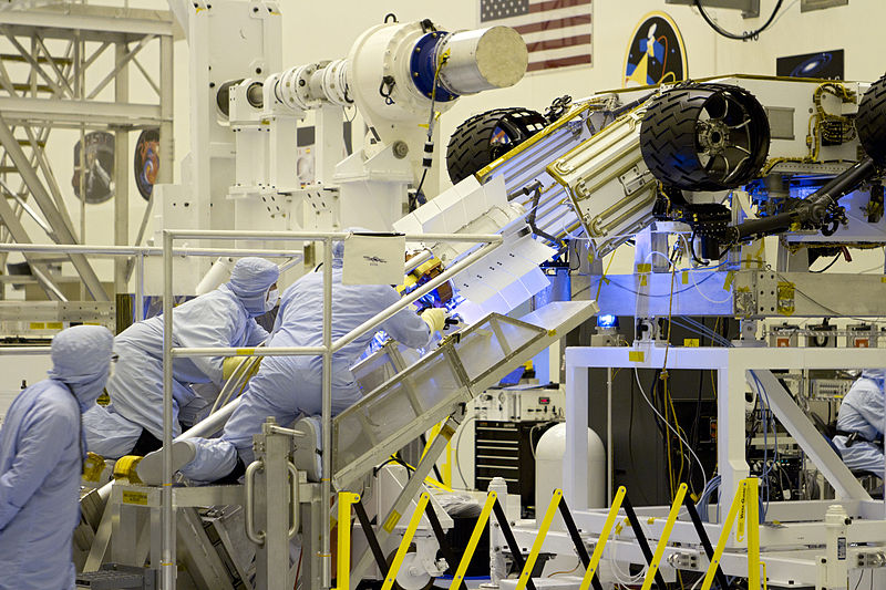 Un test pour accoupler le RTG avec le rover Perseverance lors de la préparation au lancement. Crédits NASA/KSC