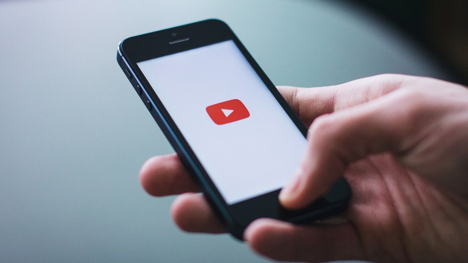 YouTube va s'attaquer aux théories du complot haineuses ou 