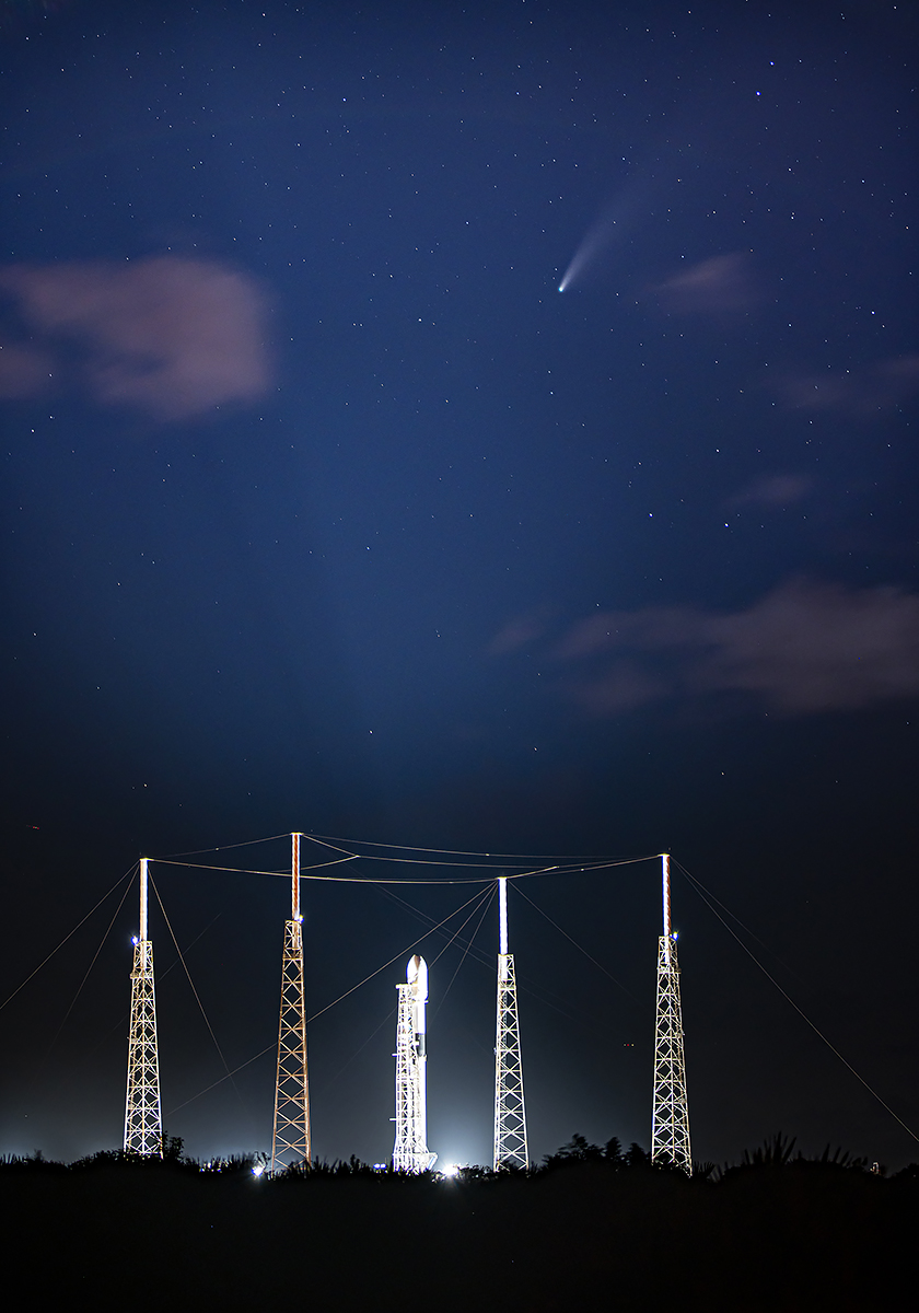 Le photographe de SpaceX a profité du passage de la comète NEOWISE... © SpaceX