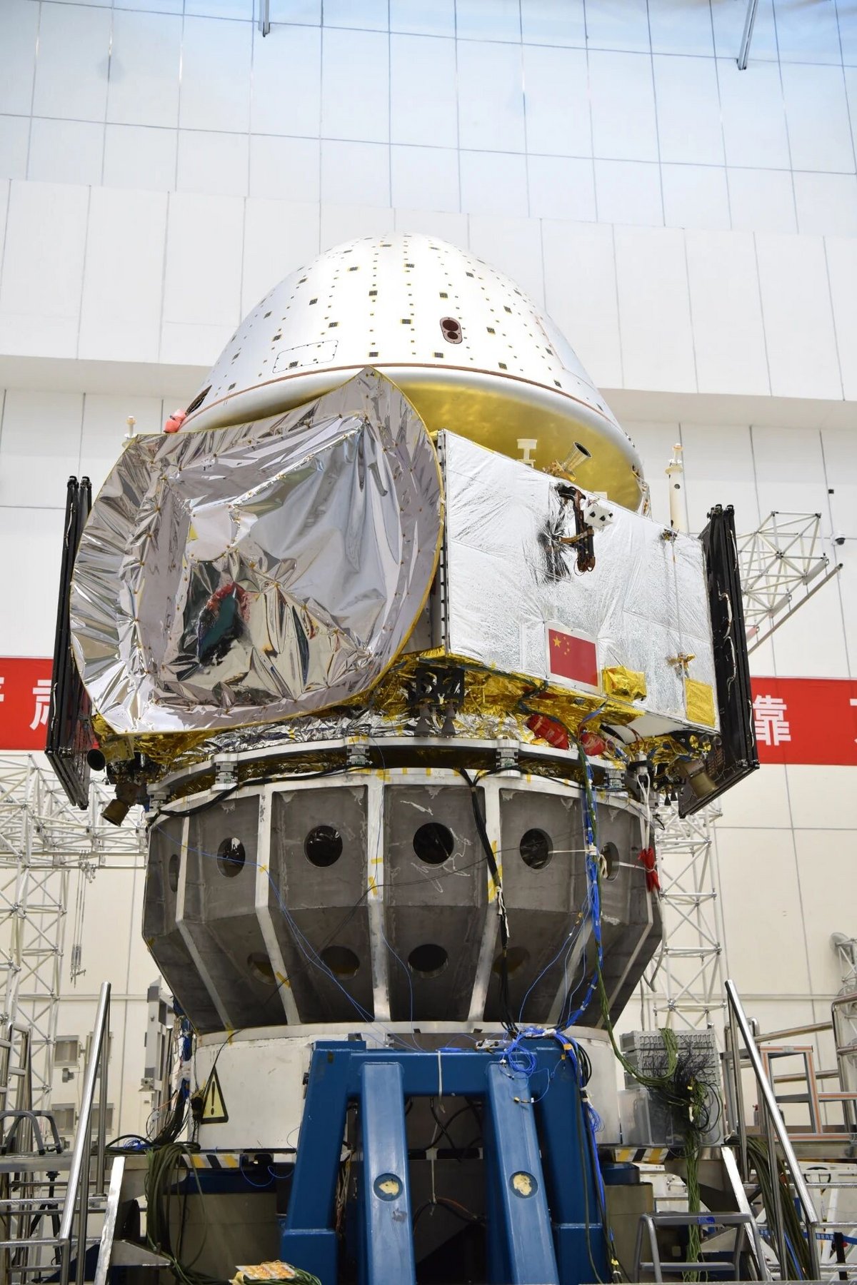 La mission Tianwen-1 en préparation. Notez la grande antenne pour communiquer avec la Terre, et la capsule sur le dessus qui contient l&#039;atterrisseur + rover. Crédits CNSA/CAST