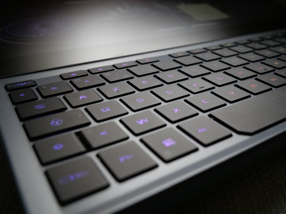 Un clavier typé &quot;bureautique&quot;... sur un laptop gaming © Nathan Le Gohlisse pour Clubic