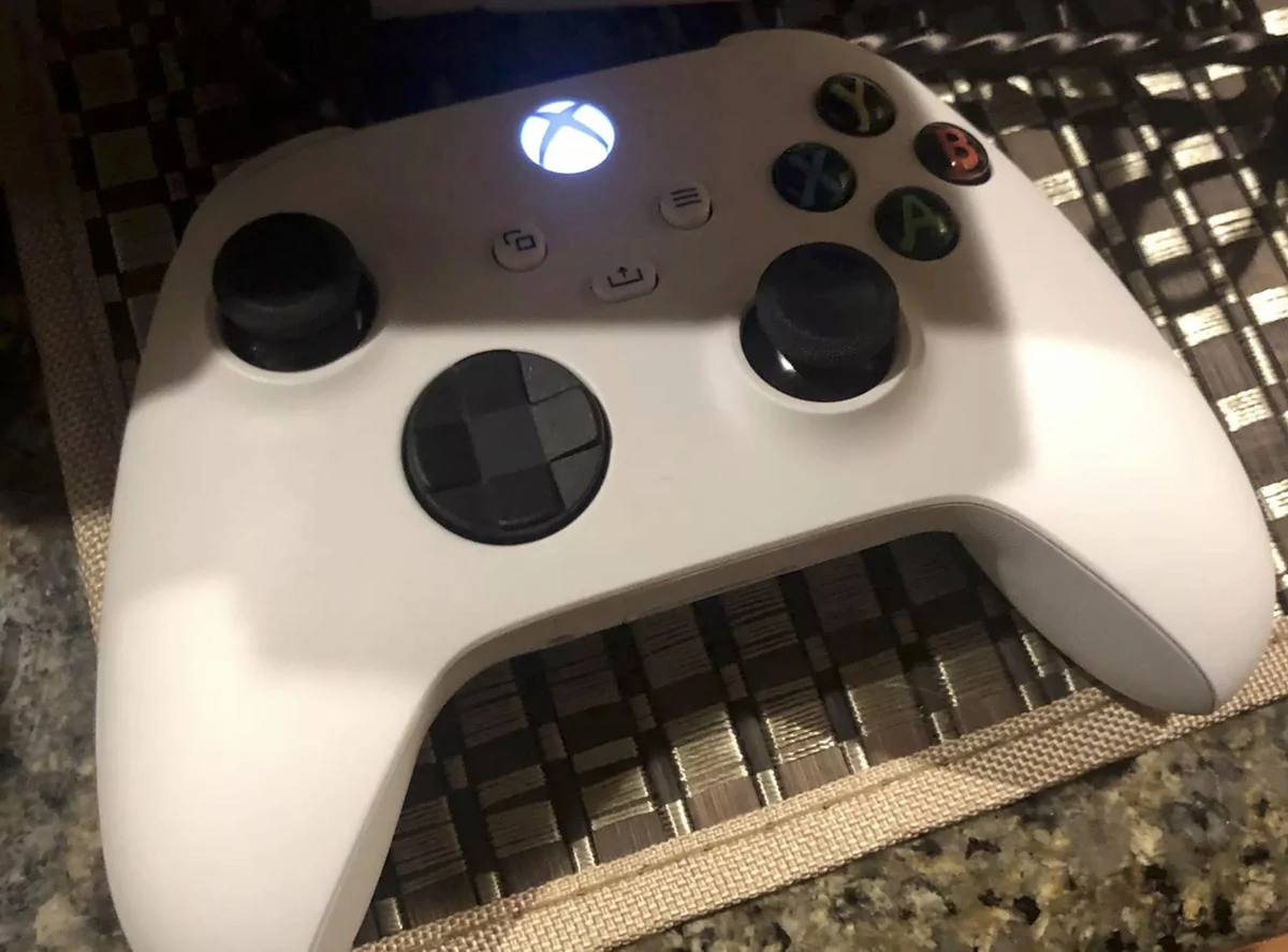Xbox Series X manette blanche © © Reddit via The Verge