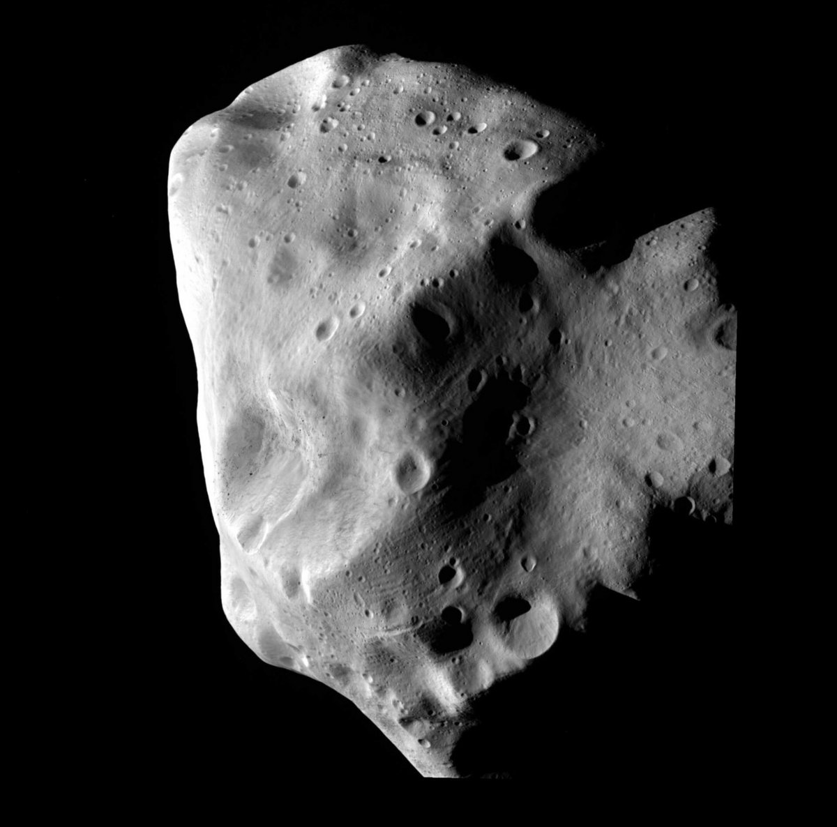 La complexe surface de l&#039;astéroïde Lutetia, vu par la sonde Rosetta. crédits ESA 2010 MPS for OSIRIS Team MPS/UPD/LAM/IAA/RSSD/INTA/UPM/DASP/IDA