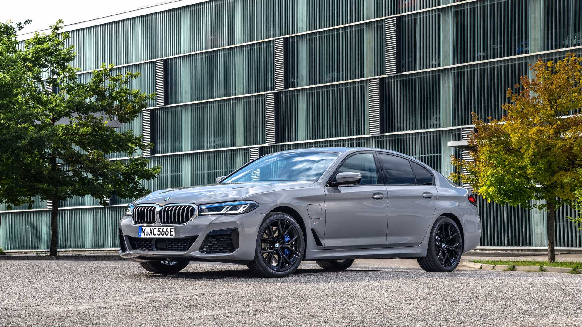 La BMW 545e xDrive Hybride rechargeable est dévoilée avec un moteur de 394 chevaux