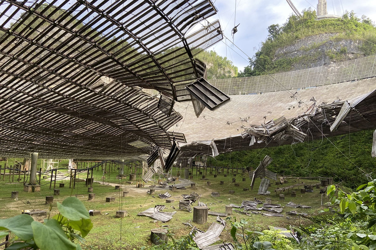 L'observatoire d'Arecibo victime de lourds dommages après la rupture d'un câble