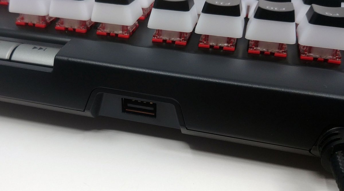 Le port USB pass-through implique un double-câble imposant © Nerces pour Clubic