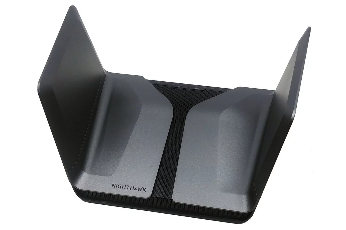 Netgear Nighthawk AX8 © Nerces