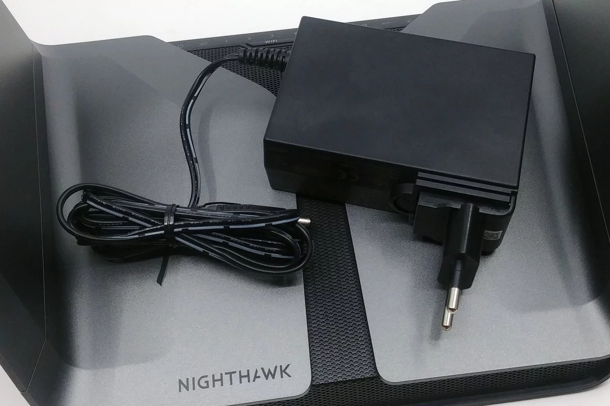 Netgear Nighthawk AX8 © Nerces