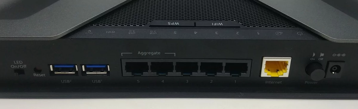 Netgear Nighthawk AX8 © Nerces