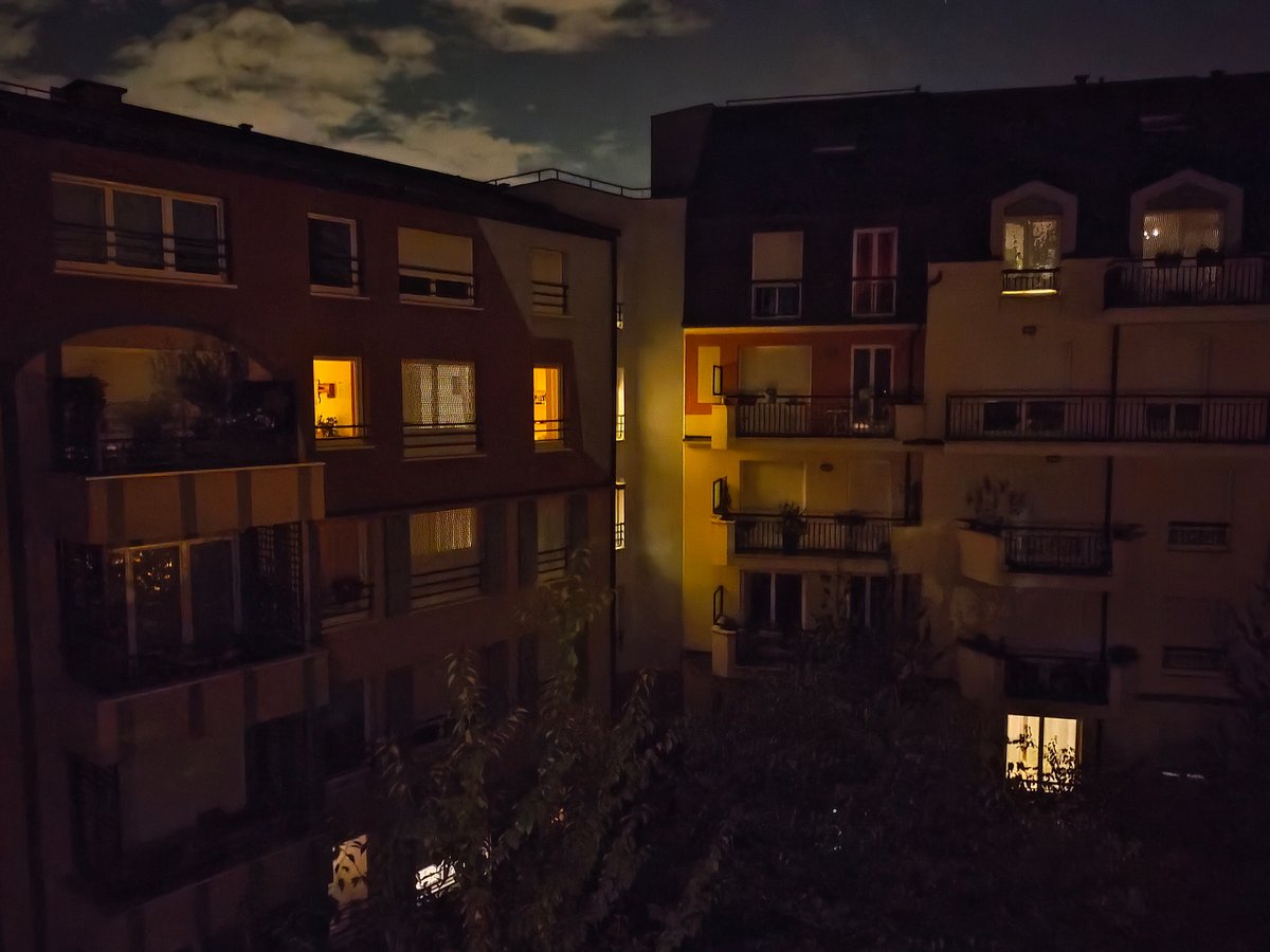 Mode nuit, lumière uniquement fournie par les fenêtres des habitations
