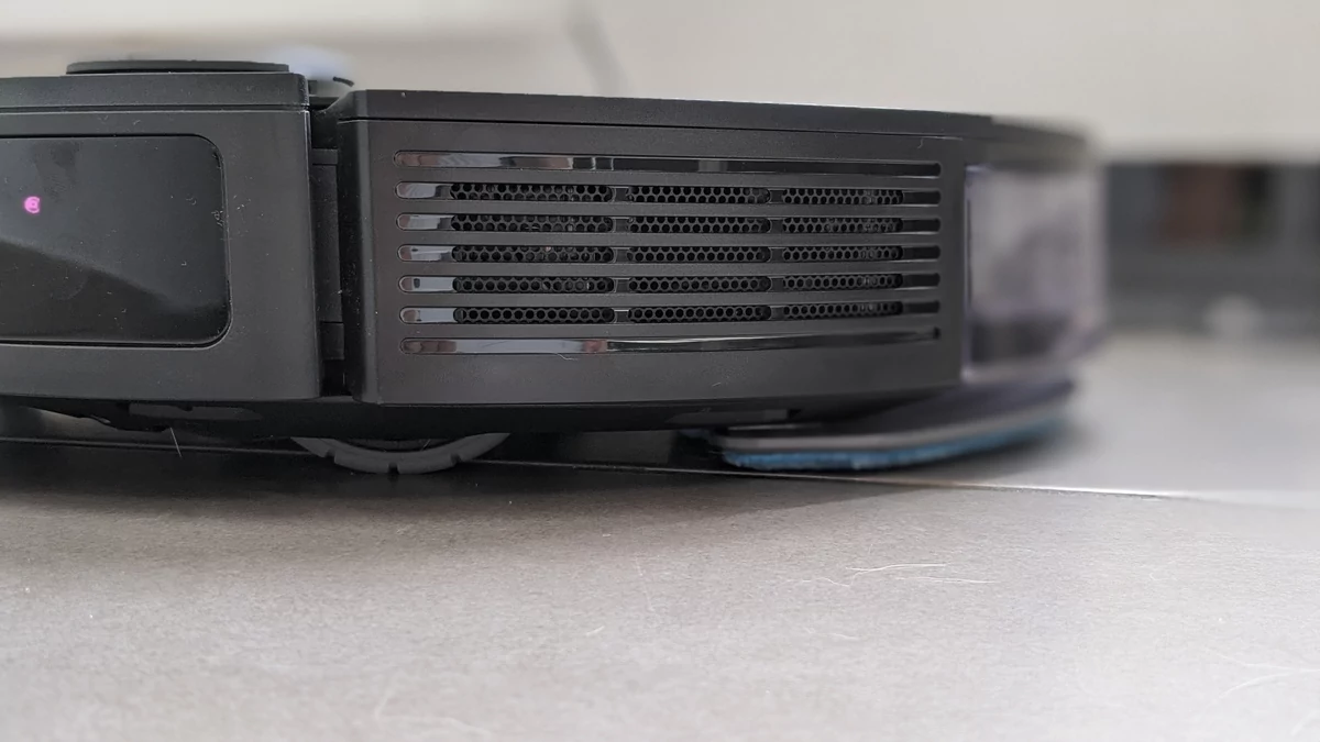 Ecovacs Deebot Ozmo T8 AIVI © Mathieu Grumiaux pour Clubic